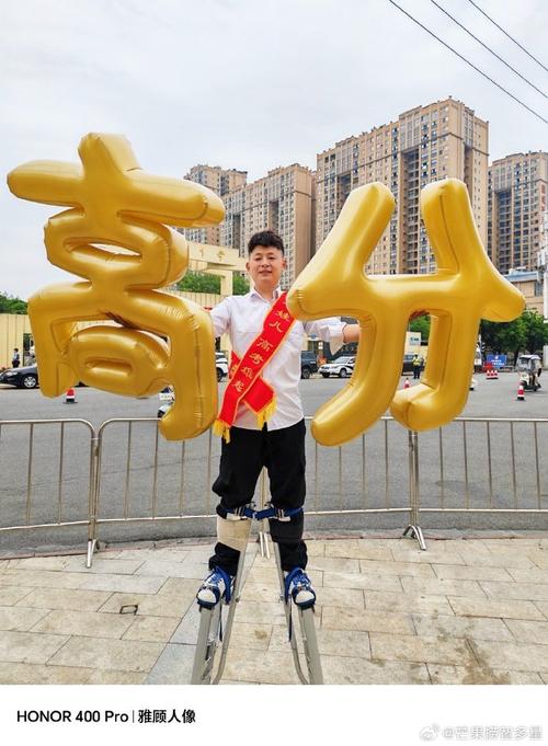 新澳天天彩2025芳草地和爸爸穿旗袍为儿应援与爸爸穿旗袍陪考