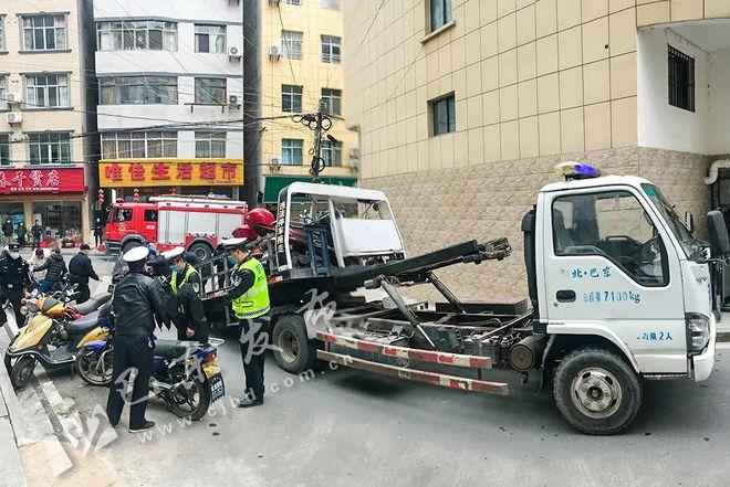 新奥2025今晚开奖资料和违停车堵消防车被掀与堵住消防车的违停车辆如何处理